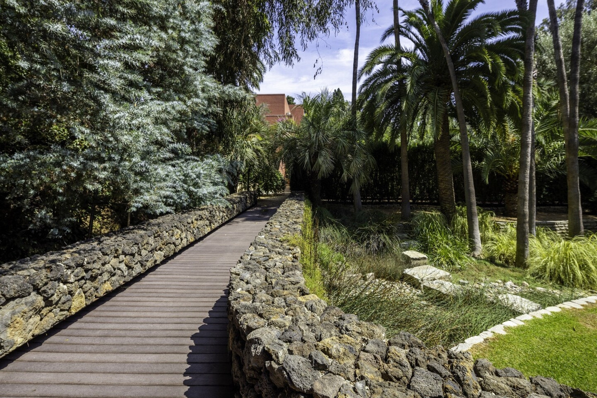 Nếu được bán với giá 49 triệu USD thì đây sẽ là vụ mua bán đắt thứ ba trong lịch sử Brentwood, chỉ sau Scooter Braun - người đã chi 65 triệu USD cho một trang trại và Matt Wollman - người đã bán dinh thự của mình với giá 56,55 triệu USD.