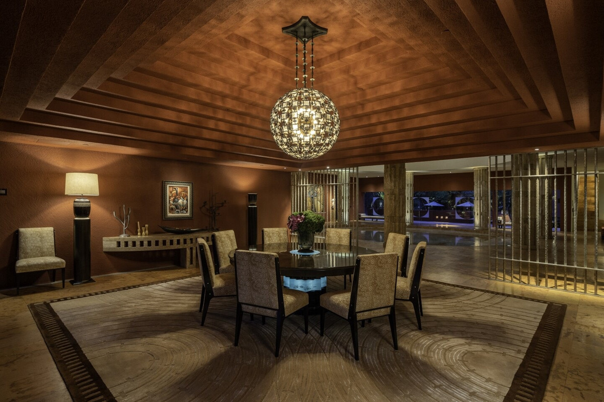 Dinh thự được hoàn thành vào năm 2001, với hầu hết nguyên vật liệu đến từ Mexico đem lại không gian sống hiện đại, nổi bật với thiết kế hình học, cửa sổ ở mái nhà hay trần nhà hình kim tự tháp.