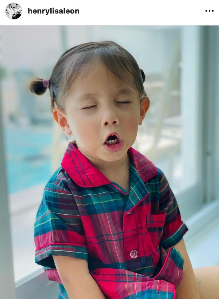 Bieu cam meme sieu hai huoc cua Lisa khien khan gia cuoi be bung