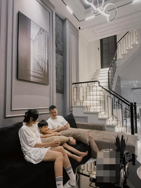 Sau nhiều năm chung sống, hiện cặp đôi đã tậu được một căn nhà mặt đất trên địa bàn quận Long Biên, Hà Nội. Bất động sản rộng 50m2 vô cùng sang trọng.