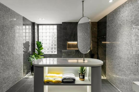 Khu vực phòng tắm với tông màu xám đen nhìn xa hoa chả kém khách sạn.