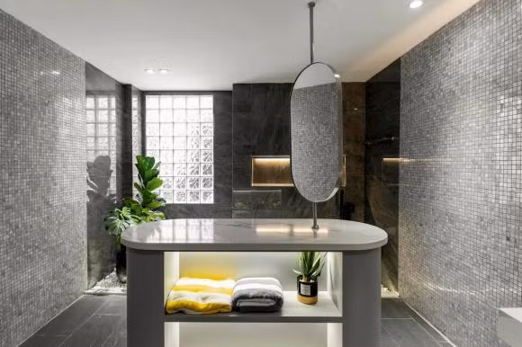 Khu vực phòng tắm với tông màu xám đen nhìn xa hoa chả kém khách sạn.