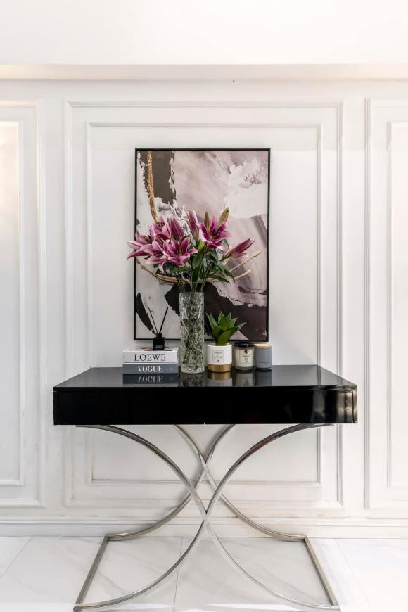 Lưu Đê Ly cho hay cả 2 vợ chồng đều thích tông màu xám, trắng và đen vậy nên ngay trong bản kế hoạch ban đầu họ đã rất chú trọng đến màu sắc.