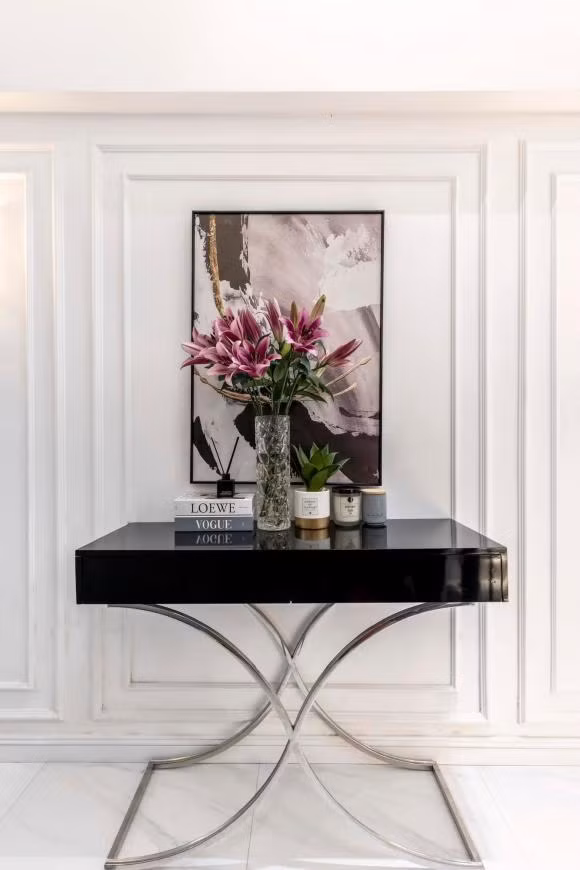 Lưu Đê Ly cho hay cả 2 vợ chồng đều thích tông màu xám, trắng và đen vậy nên ngay trong bản kế hoạch ban đầu họ đã rất chú trọng đến màu sắc.