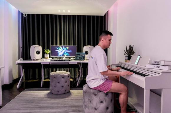 Huy DX thích đồ công nghệ nên ngoài căn phòng rất “chiến”, anh cũng bố trí rất nhiều đồ công nghệ trong nhà.