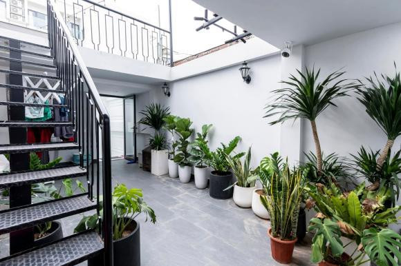 Căn nhà cũng có camera giám sát từng tầng để đảm bảo an ninh. Khi quan sát trên điện thoại, cô còn có thể giao tiếp trực tiếp qua camera với con trai mỗi lần ra ngoài làm việc, nhắc con lịch sinh hoạt,...