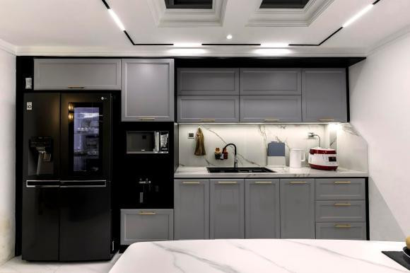 Khu vực bếp nấu ăn gọn gàng, sạch sẽ được trang bị đầy đủ tiện nghi.