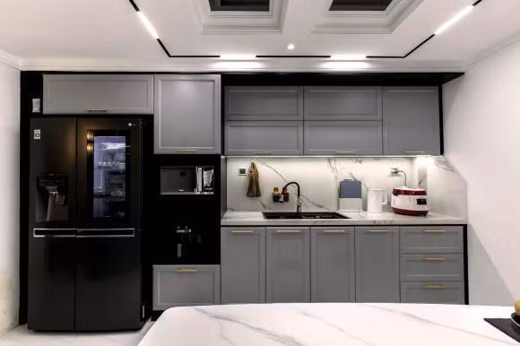 Khu vực bếp nấu ăn gọn gàng, sạch sẽ được trang bị đầy đủ tiện nghi.