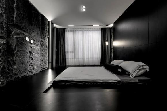 Một trong những căn phòng ngủ được trang trí theo phong cách hiện đại, không có quá nhiều đồ để không gian được thoáng đãng.