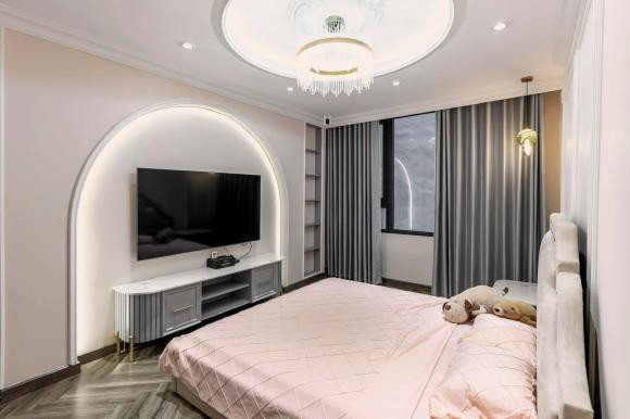 Cô giới thiệu: "Căn nhà nhỏ xinh được xây lệch tầng để tối ưu hóa không gian. Các phòng đều dành trọn cho một công năng riêng. Và mỗi phòng ngủ, phòng làm việc đều có nhà vệ sinh khép kín".