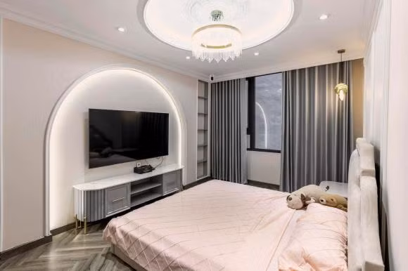 Cô giới thiệu: "Căn nhà nhỏ xinh được xây lệch tầng để tối ưu hóa không gian. Các phòng đều dành trọn cho một công năng riêng. Và mỗi phòng ngủ, phòng làm việc đều có nhà vệ sinh khép kín".