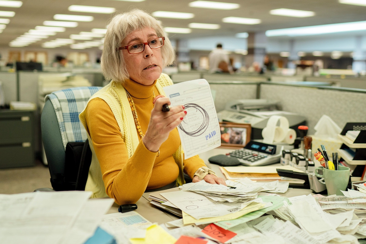 Minh tinh kỳ cựu Jamie Lee Curtis nhận "mưa" lời khen cho vai diễn trong phim Everything Everywhere All at Once. Sắp tới, bà trở lại màn ảnh rộng với Halloween Ends, phần cuối cùng của bộ 3 phim kinh dị. Người phụ nữ 64 tuổi được trả 3,5 triệu USD để tiếp tục hóa thân thành nhân vật Laurie Strode. Ảnh: EW.