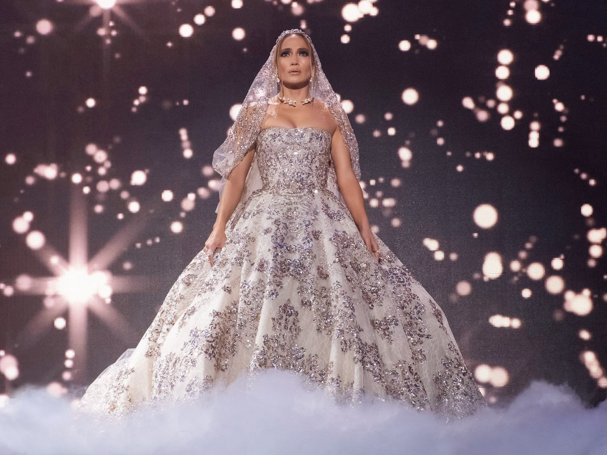 Mặc dù bận rộn tổ chức lễ cưới với Ben Affleck, Jennifer Lopez không quên chăm chút cho vai diễn ở Marry Me. Nữ ca sĩ kiếm 8,5 triệu USD từ bộ phim hài lãng mạn, kể về ngôi sao nhạc pop Latin kết hôn với người hâm mộ trong show diễn. Ảnh: Slant Magazine.