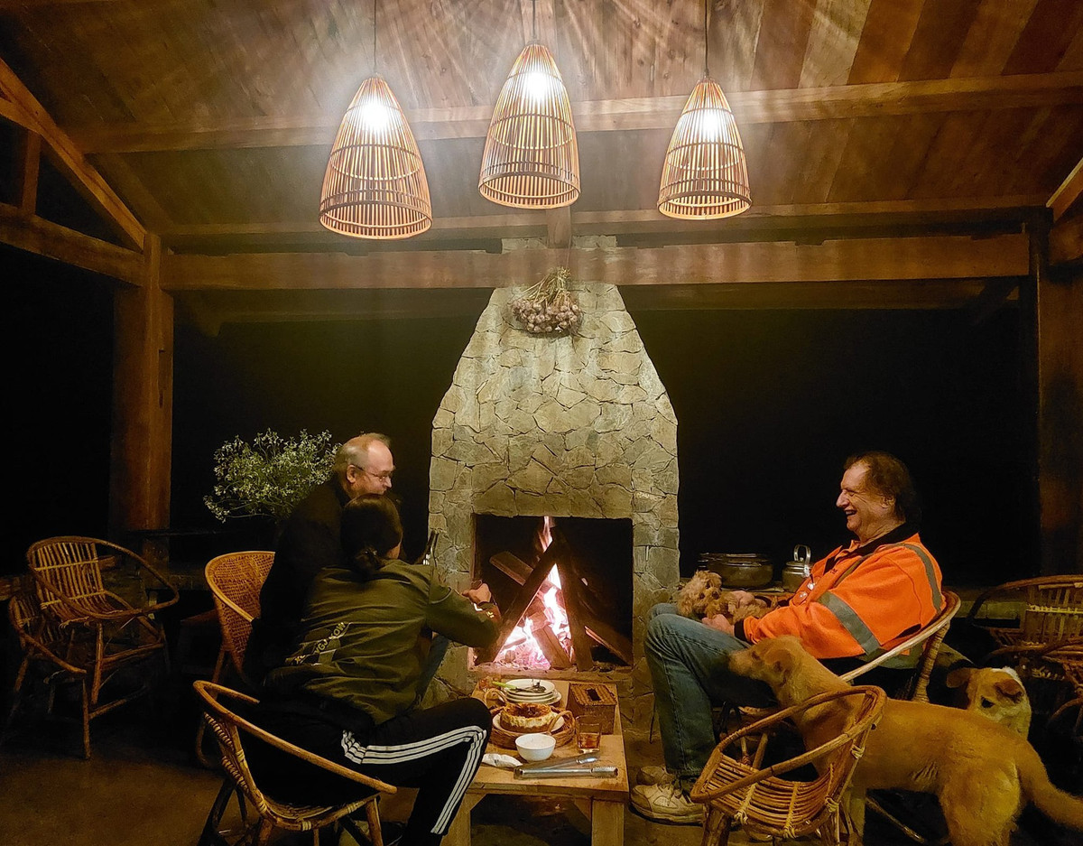 Thon thuc truoc ngoi nha go phu day hoa tren cao nguyen Moc Chau-Hinh-9