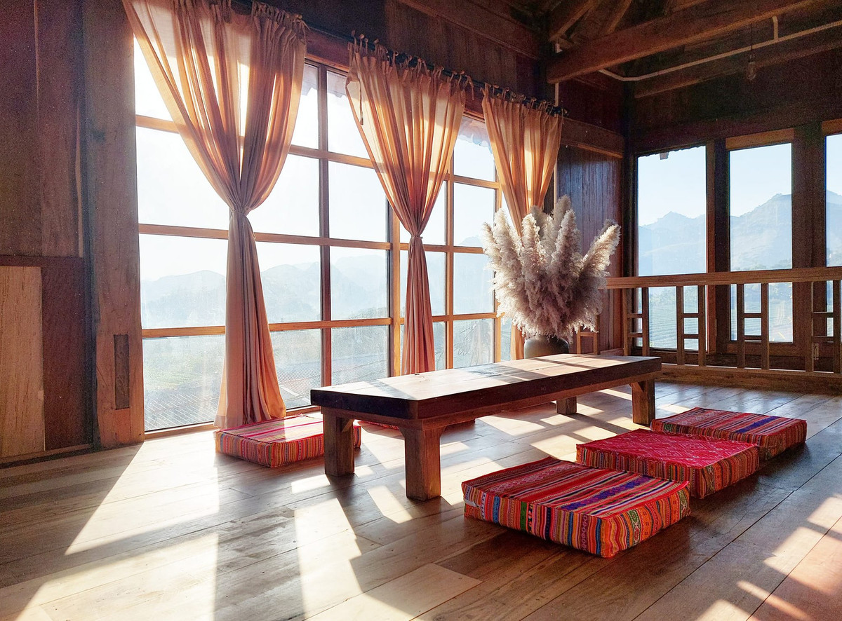 Thon thuc truoc ngoi nha go phu day hoa tren cao nguyen Moc Chau-Hinh-12