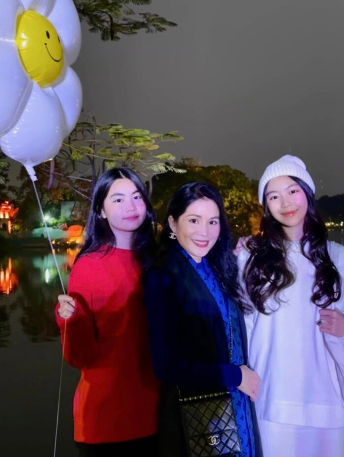 Phan ung cua ba xa Quyen Linh khi con gai duoc khen dep-Hinh-2