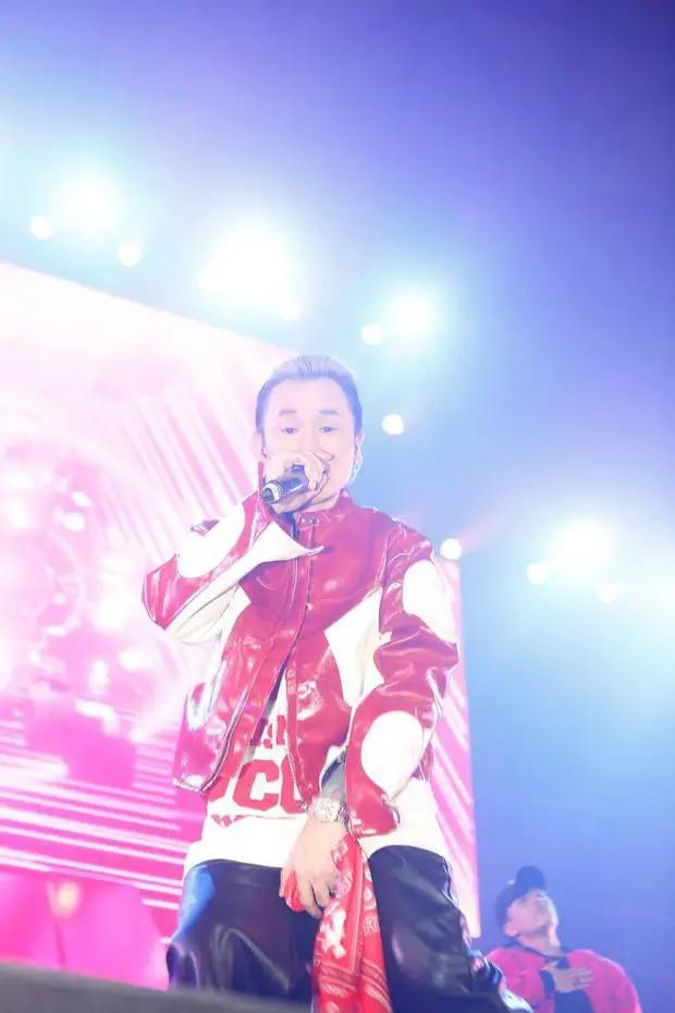 Netizen truyen tay Binz duoc chuc ve si thap tung du show vang tanh?