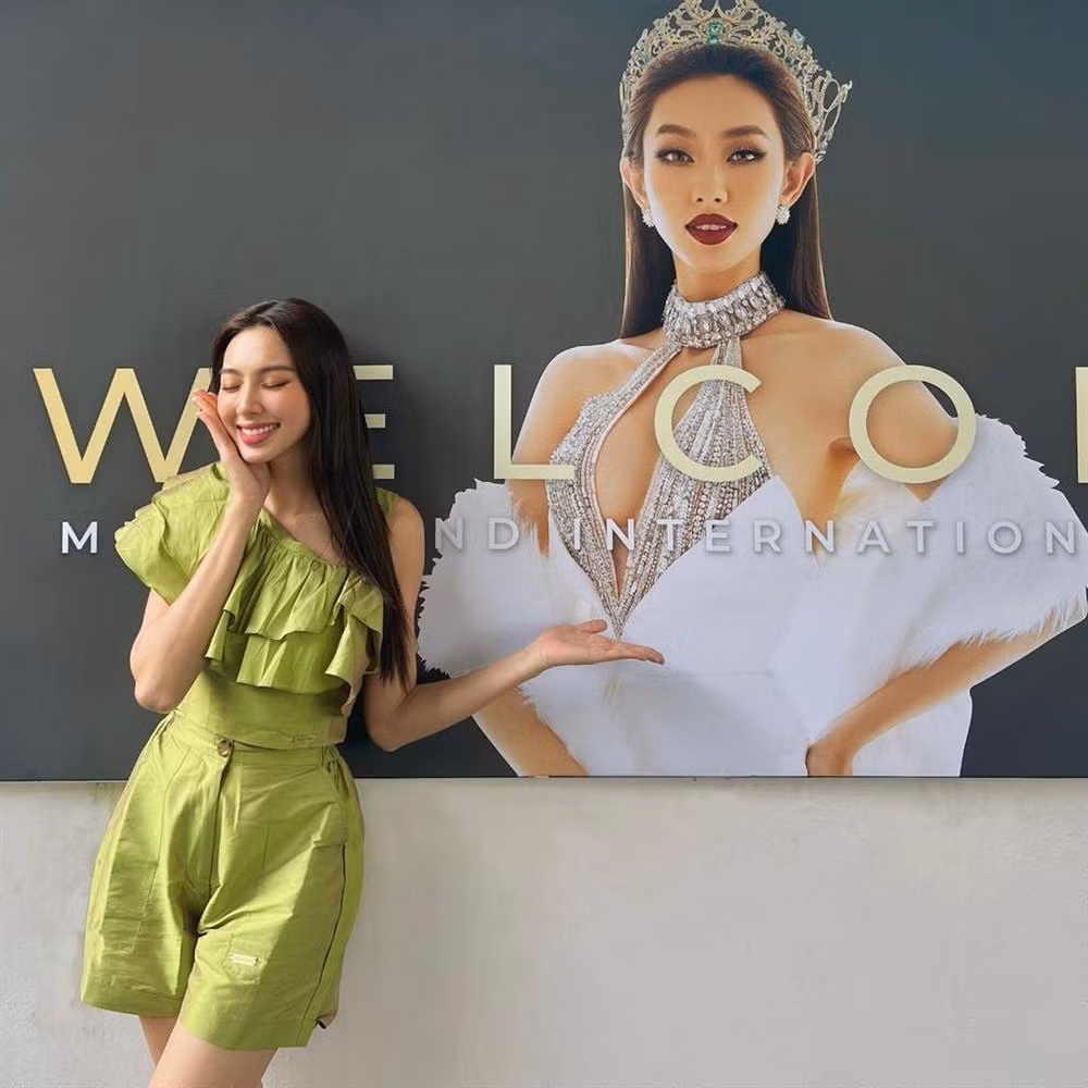 Mới đây, khi Thùy Tiên có mặt ở Jakarta để chuẩn bị cho những hoạt động trước chung kết Miss Grand International 2022, cô nàng hứng chí khoe ảnh chụp với poster cỡ đại của mình. Tuy nhiên, trái với hình ảnh nữ hoàng nhan sắc không một điểm trừ trên poster, Thùy Tiên bên ngoài diện trang phục gồm áo lệch vai bèo nhún và quần short màu xanh cốm nhàu nát, có phần hơi luộm thuộm.