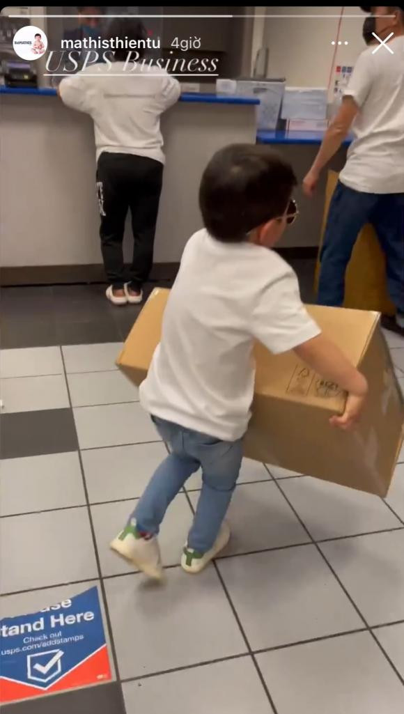 Con trai Đan Trường ra dáng trụ cột, tự mang vác đồ giúp mẹ Con trai Dan Truong ra dang tru cot, tu mang vac do giup me