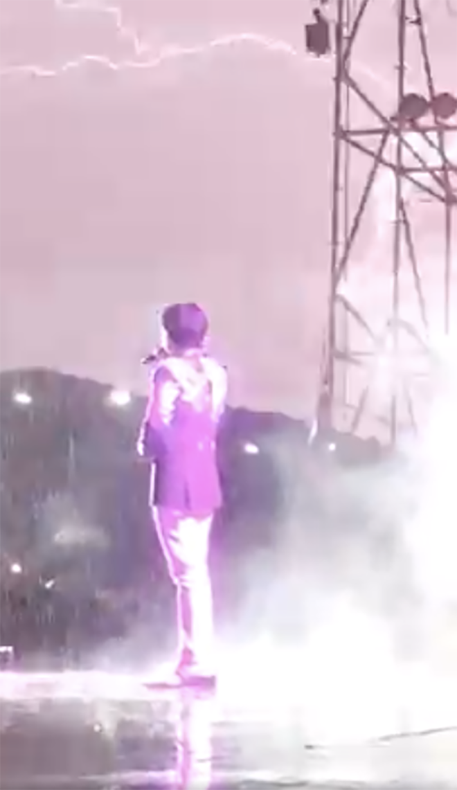 Đan Trường, "sao nam ở biệt thự 3000m2" dầm mưa phục vụ khán giả Dan Truong,