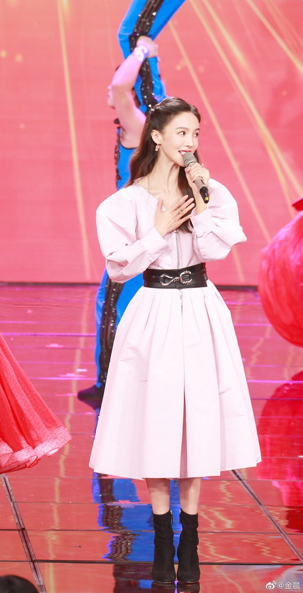 Kim Thần thân trên mảnh mai nên kiểu dáng xẻ chữ V lại vô tình bày rõ những đặc điểm này. Cùng chọn boots cao đen cao qua mắt cá chân nhưng nếu Ngu Thư Hân khéo kéo tà váy sang bên để khoe chân, Dung Tổ Nhi chọn giày chất liệu cứng cáp thì Kim Thần lại bỏ lỡ cả hai yếu tố. Thành ra tổng thể của Kim Thần nặng nề và kém thanh thoát.