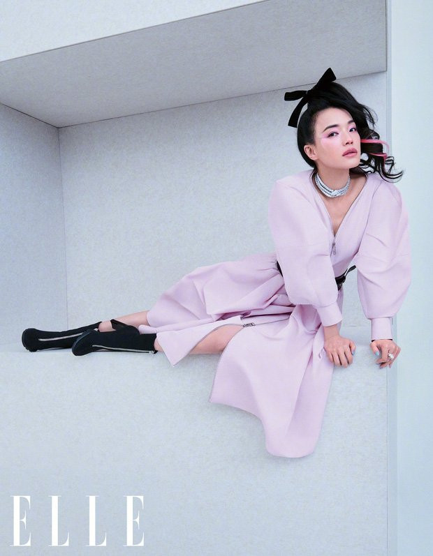 br/> Đụng hàng trong showbiz không thiếu, nhất là khi trang phục đó đến từ thương hiệu nổi tiếng. Vừa qua, có 6 mỹ nhân Cbiz chung ý tưởng lớn, cùng diện chiếc váy màu hồng kéo khóa zipper làm netizen phân vân không biết chọn ai bởi cách lên đồ gần như giống nhau. Mở đầu là Thư Kỳ trên tạp chí ELLE tháng 3/2022. Đại minh tinh phối váy cùng boot đen cao gót có zipper ở giữa và đeo vòng cổ ghép, highlight một lọn tóc hồng, cột cao trên đỉnh đầu, được cố định bằng chiếc nơ đen to cùng màu mắt pha sắc hồng - tím tán đều.