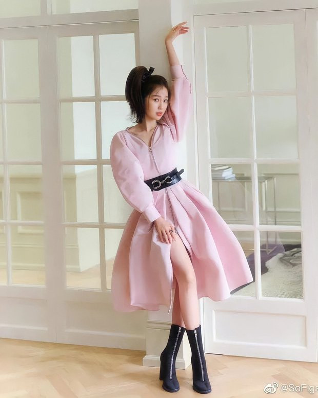 Ngu Thư Hân có tạo hình gần giống với đàn chị Thư Kỳ. Cô nàng tạo dáng đứng nên khán giả có thể thấy rõ hình dáng của chiếc váy. Chi tiết thú vị còn nằm ở đường zipper chạy dài chính giữa váy, người mặc có thể tùy ý điều chỉnh zipper để phù hợp với phong cách cá nhân