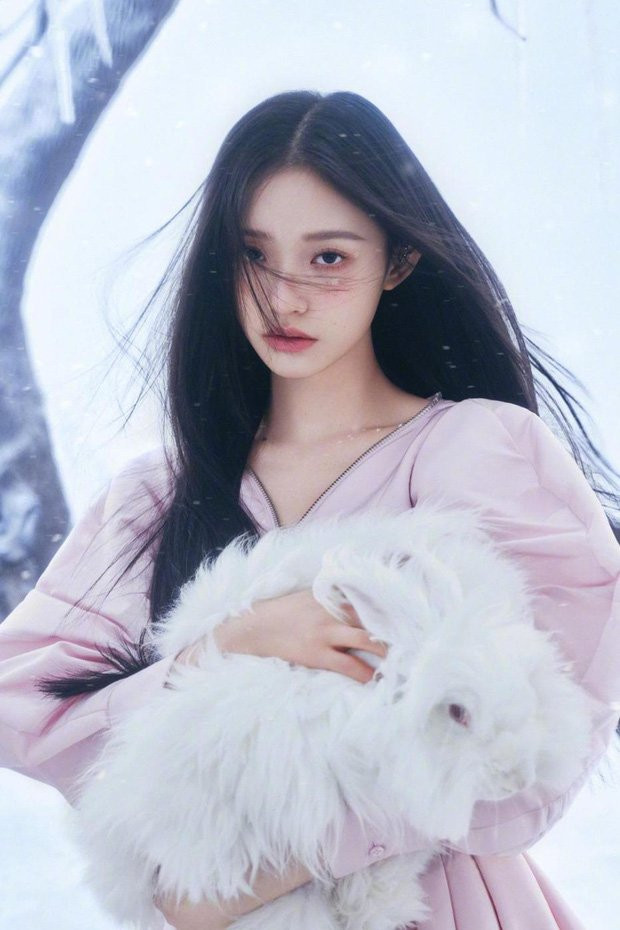 Lâm Duẫn lại có một nước đi an toàn hơn hẳn với mái tóc duỗi thẳng, lhông mix cùng phụ kiện, vì là ảnh chụp thân trên nên cũng không rõ nàng "mỹ nhân ngư" phối cùng loại giày nào.