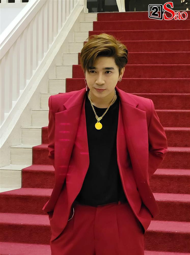 Chi Dân bá vai bá cổ Thủy Tiên giữa đám đông Chi Dan ba vai ba co Thuy Tien giua dam dong