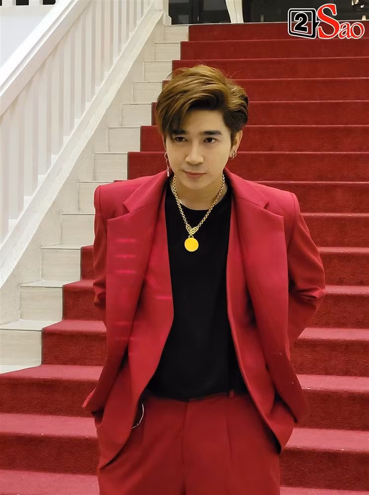 Chi Dan ba vai ba co Thuy Tien giua dam dong