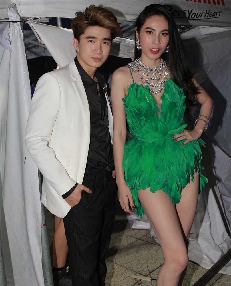 Chi Dân bá vai bá cổ Thủy Tiên giữa đám đông - Hình 6 Chi Dan ba vai ba co Thuy Tien giua dam dong-Hinh-6