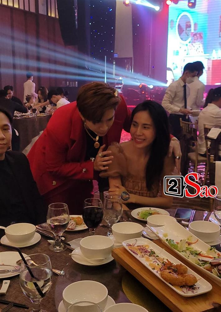 Chi Dân bá vai bá cổ Thủy Tiên giữa đám đông - Hình 4 Chi Dan ba vai ba co Thuy Tien giua dam dong-Hinh-4