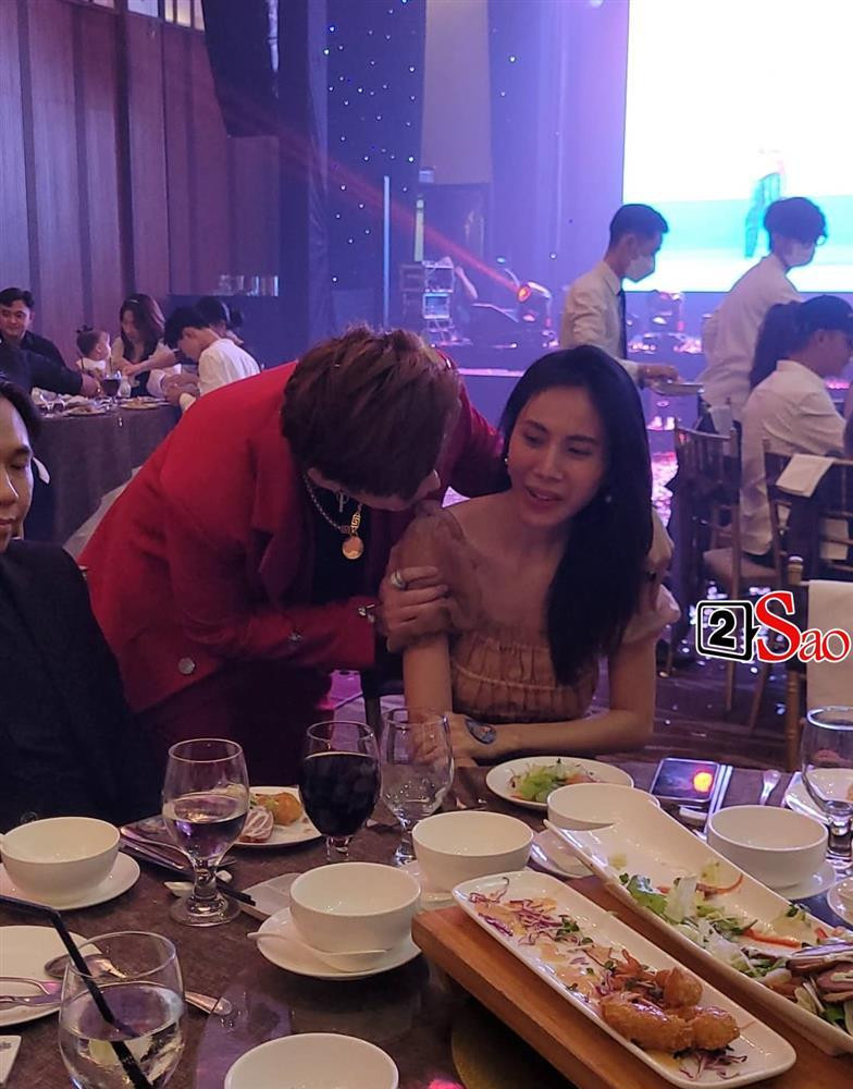 Chi Dân bá vai bá cổ Thủy Tiên giữa đám đông - Hình 3 Chi Dan ba vai ba co Thuy Tien giua dam dong-Hinh-3