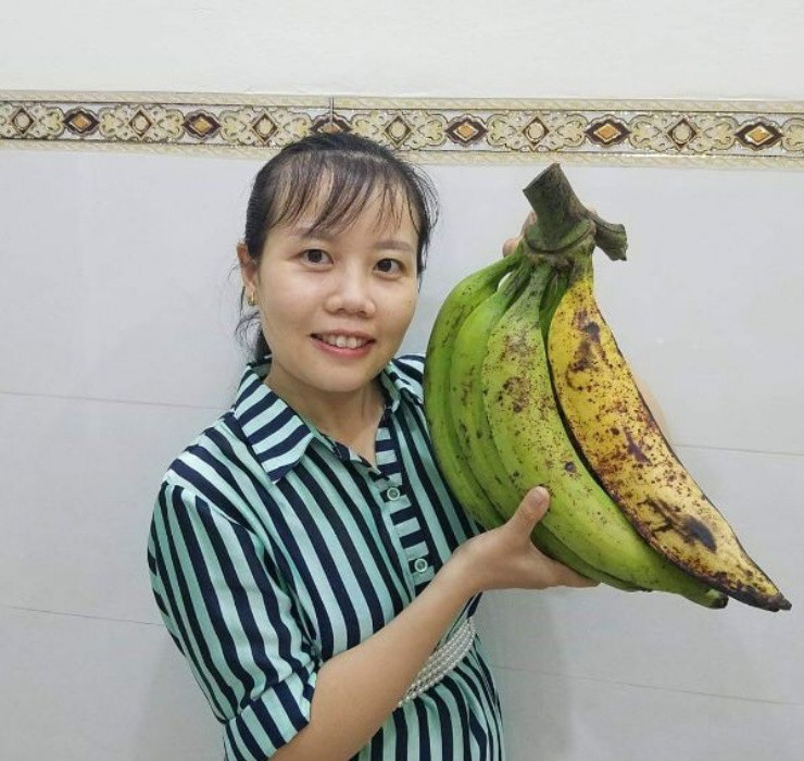 Được biết, tuy số lượng quả thấp nhưng chuối tá quạ kết trái có size khổng lồ, mỗi quả to ngang cổ tay, nặng từ 0,5 - hơn 1kg và dài khoảng 35 - 40 cm.