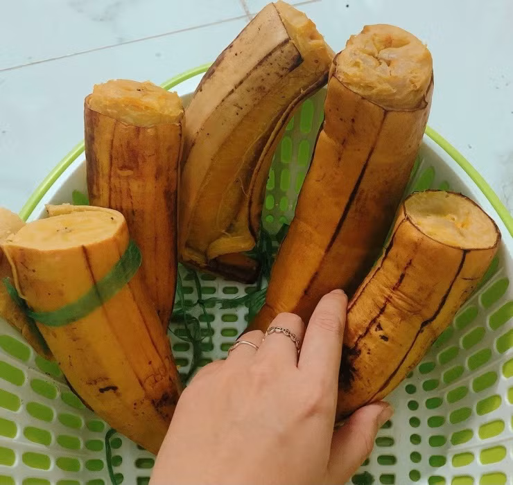 Hiện tại chuối tá quạ đang được bán trên thị trường với giá dao động từ 9.000 - 12.000 đồng/quả.