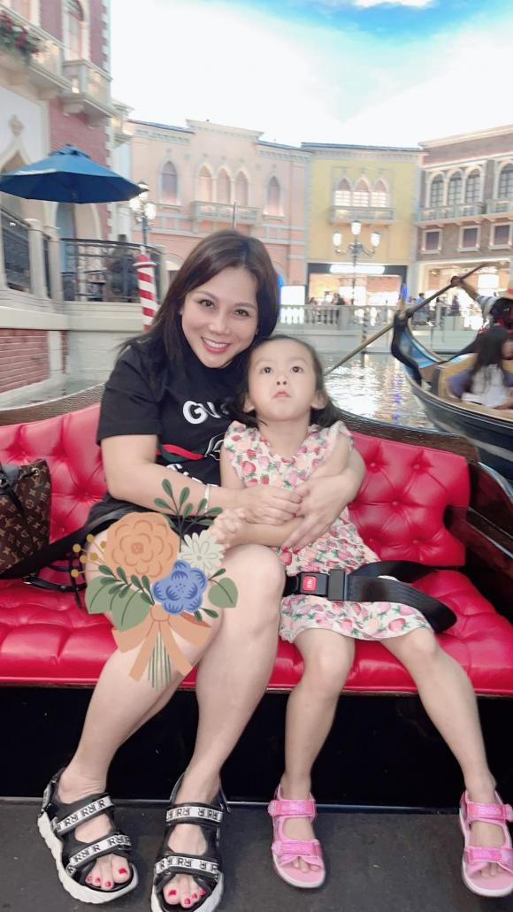 Sau khi Hoàng Anh livestream với ngoại hình xuống sắc, vợ cũ của anh cũng đăng ảnh du lịch cùng con gái nhưng lại lên hương nhan sắc hơn hẳn ngày xưa.