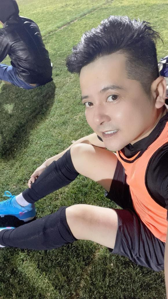 Hình ảnh trên sóng livestream của Hoàng Anh khác hẳn ảnh do anh đăng tải cách đây không lâu.