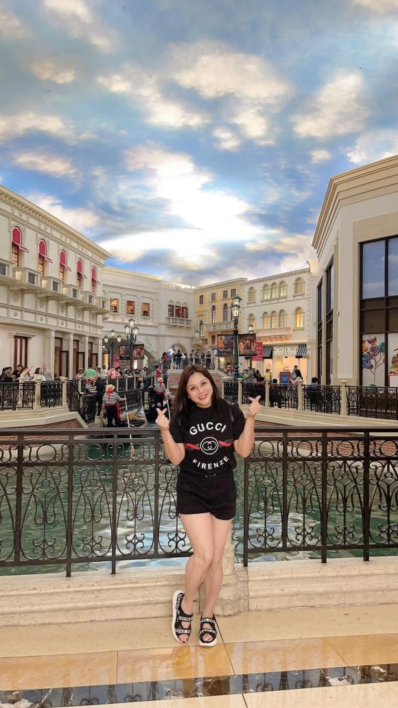 br/> Trong khi Hoàng Anh xuống sắc trên sóng livestream, vợ cũ anh là Quỳnh Như cũng đăng loạt ảnh cùng con gái du lịch ở Las Vegas. Trông cô nhuận sắc và xinh đẹp hơn trước bội phần.