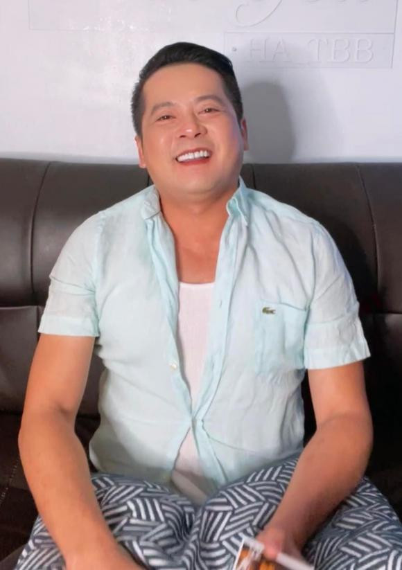 Hoàng Anh vừa livestream với ngoại hình gây choáng. Anh phát phì và già nua như ông chú, không còn phong độ soái ca năm nào.