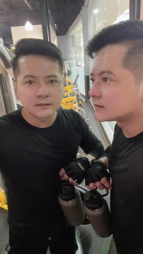 Khi bị trêu trang điểm quá đà, Hoàng Anh phủ nhận và cho biết chỉ đánh kem nền và phấn nền, còn môi đỏ tự nhiên không hề tô son. Sau đó, anh vui vẻ chào hỏi trò chuyện với những người quen. Nam diễn viên bùi ngùi cho biết, giỗ cha năm nay, anh không về được nên mẹ anh chỉ làm vài món cúng cho cha nhưng anh rất mong năm sau, anh có thể về đúng ngày để ở cạnh gia đình.