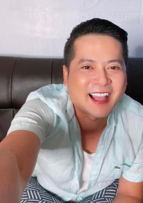 Không còn là soái ca thư sinh màn ảnh năm nào, Hoàng Anh nay phát phì với thân hình núc ních và bụng phệ to đùng cùng khuôn mặt già nua như ông chú.