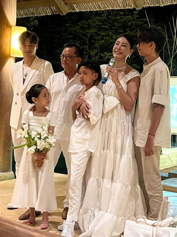 Nhan sắc U50 Trương Ngọc Ánh, Hà Kiều Anh có đọ lại vợ Chi Bảo? Nhan sac U50 Truong Ngoc Anh, Ha Kieu Anh co do lai vo Chi Bao?