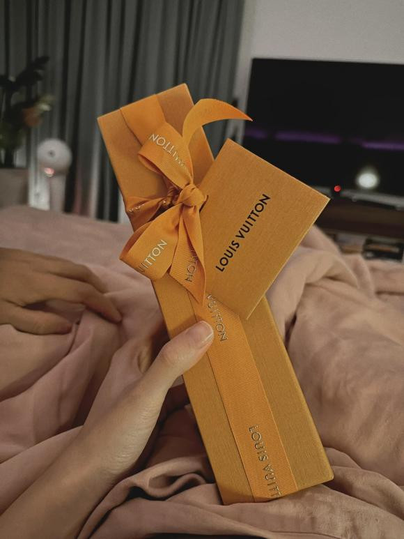 MC Mai Ngọc chia sẻ: "Ngọc ơi! Dậy xem có cái gì này...". Mắt nhắm, mắt mở, đầu tóc te tua, hoa hồng ở khắp nơi, cảm ơn anh lúc nào cũng chu đáo và lãng mạn. 02/12/2016 - 02/12/2022".