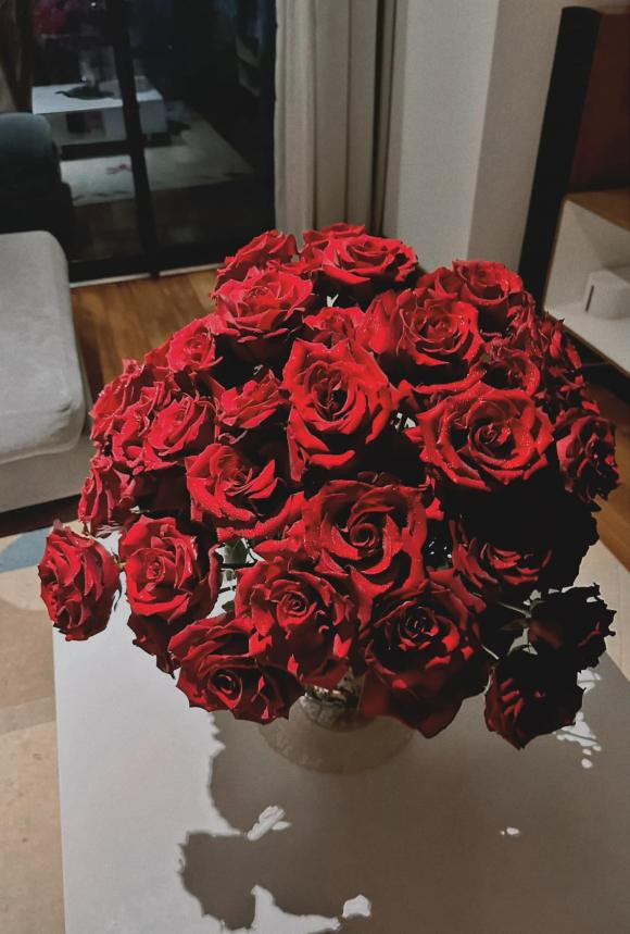 MC Mai Ngọc được chồng tặng hoa và quà nhân dịp kỉ niệm 6 năm ngày cưới.