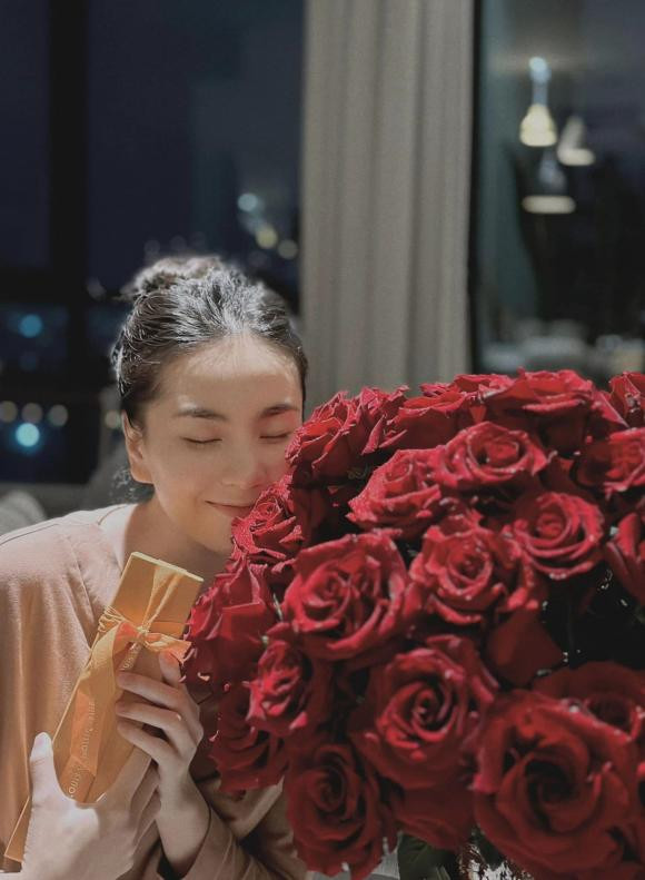 Mới đây, MC Mai Ngọc hạnh phúc chia sẻ về hành động ngọt ngào mà chồng doanh nhân dành cho cô. Cụ thể khi MC Mai Ngọc đang ngủ thì chồng đã chuẩn bị quà, mua hoa hồng để tặng vợ nhân dịp kỉ niệm 6 năm ngày cưới.