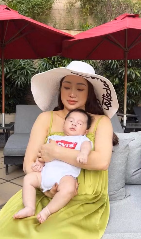 Bà xã Chi Bảo khoe khoảnh khắc đáng yêu của con trai Ba xa Chi Bao khoe khoanh khac dang yeu cua con trai