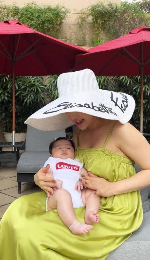 Ba xa Chi Bao khoe khoanh khac dang yeu cua con trai-Hinh-2