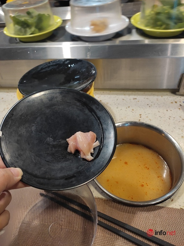 Thực khách "chết sững" thấy đồ ăn lẩu băng chuyền ở Hà Nội - Hình 3 Thuc khach