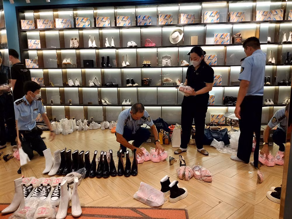 Phat hien hang loat vi Gucci, giay dep Chanel gia tai Trang Nemo Style