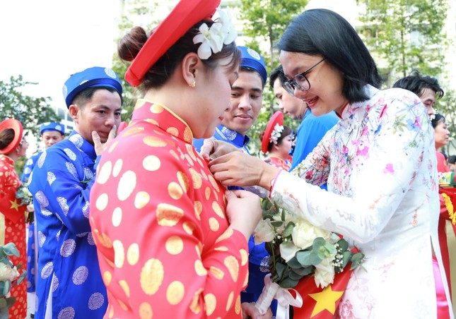 100 cap doi hanh phuc trong le cuoi ngay Quoc khanh 2/9-Hinh-2